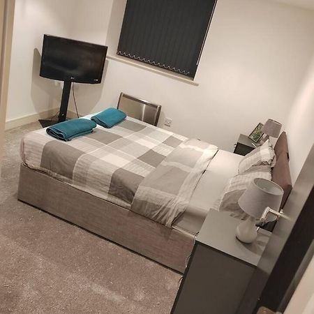 Lovely 1 Bedroom Apartment With Free Parking & Gym Kirkburton Exterior foto