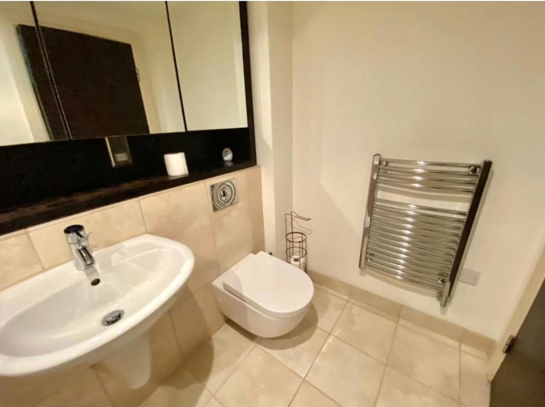 Lovely 1 Bedroom Apartment With Free Parking & Gym Kirkburton Exterior foto