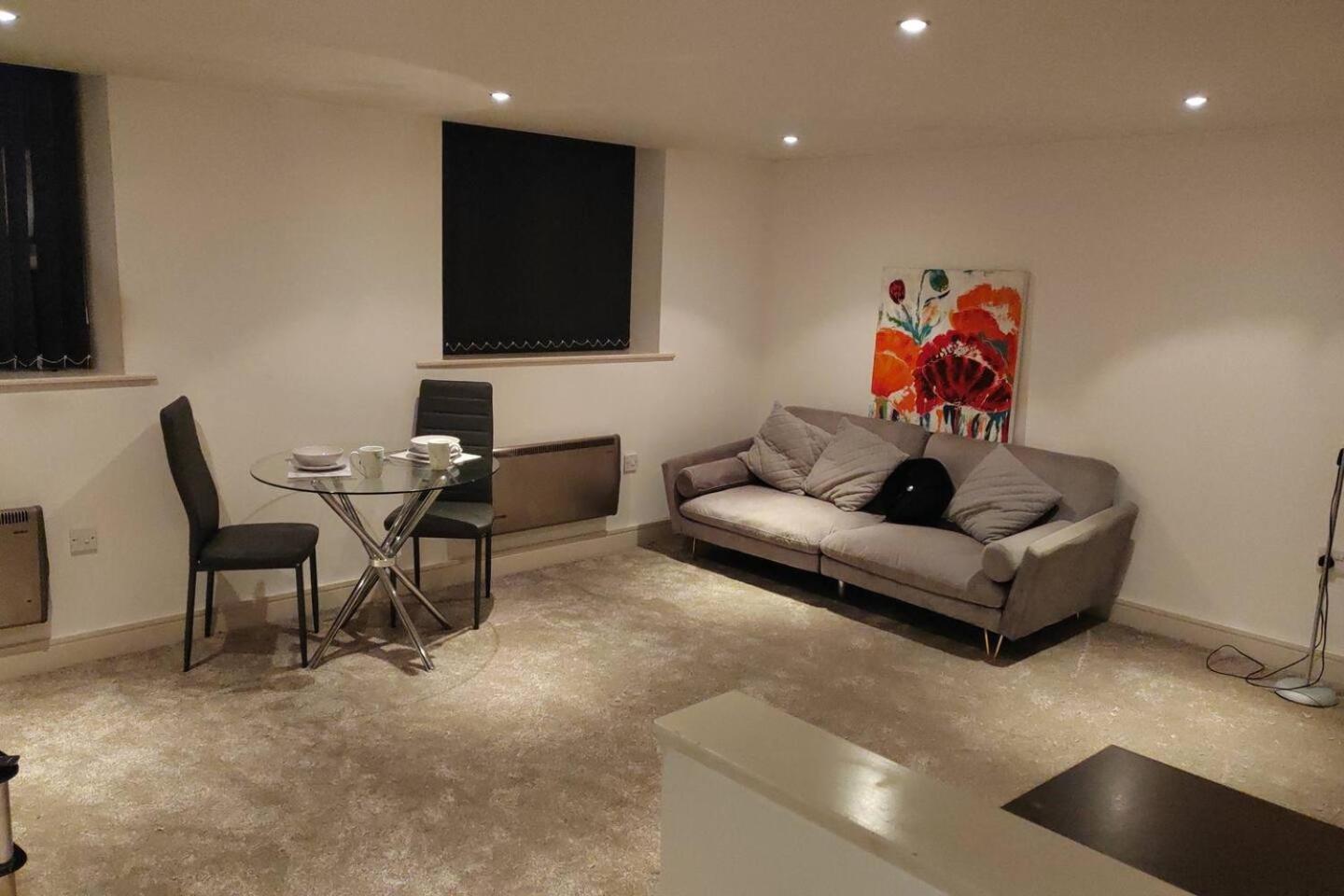 Lovely 1 Bedroom Apartment With Free Parking & Gym Kirkburton Exterior foto