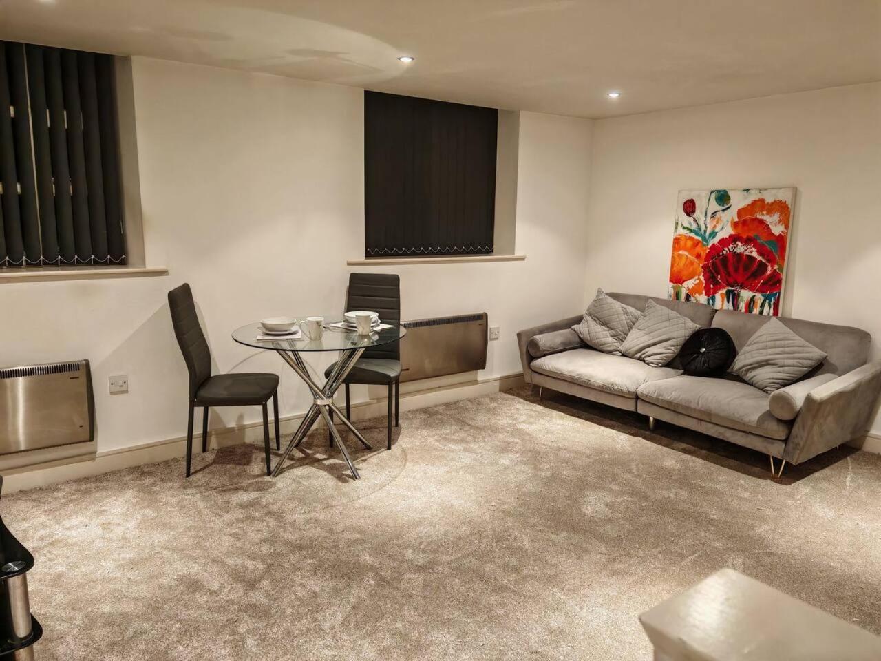 Lovely 1 Bedroom Apartment With Free Parking & Gym Kirkburton Exterior foto
